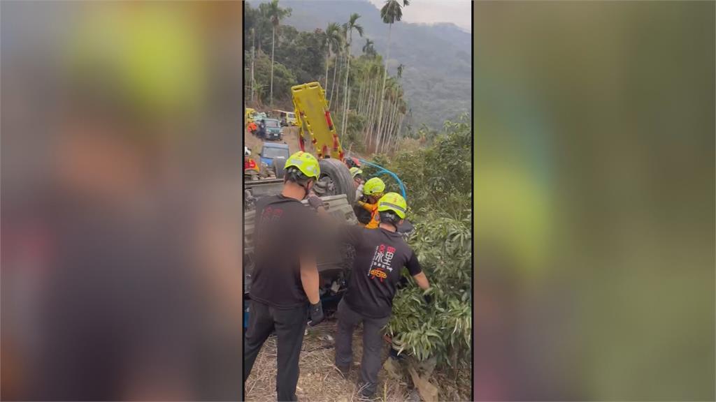 小貨車下坡失控烏龜翻　駕駛困車內　車斗3人拋飛　