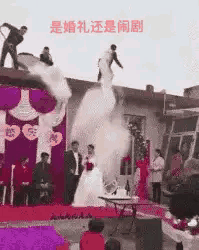 中國新郎被親友綁樹上「豪撒麵粉」慘變小白人！婚鬧畫面曝網怒：此生惡夢