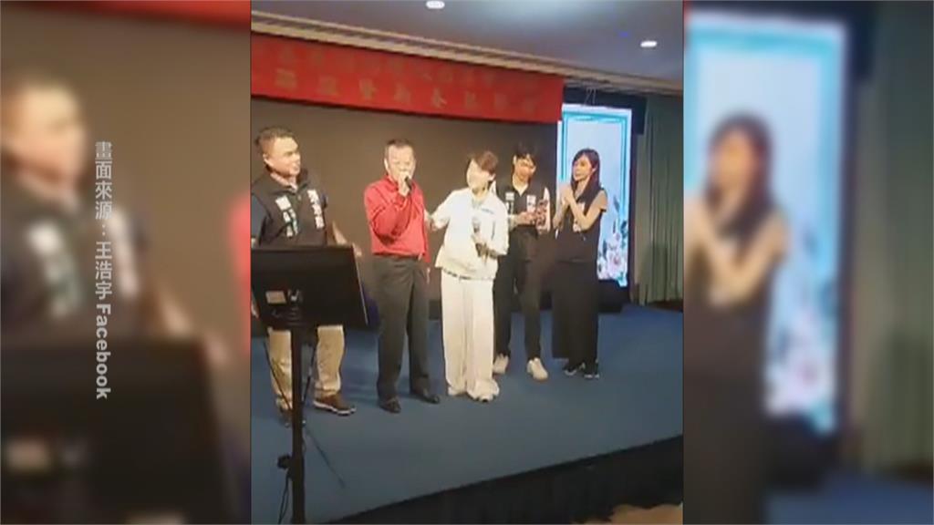 影片曝光！黃珊珊台上脫罩高歌 王浩宇：要不要開罰？