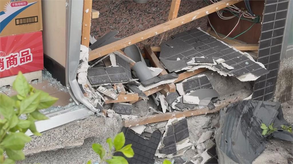台中沙鹿轎車「疑失控暴衝」　猛撞超商玻璃碎裂、路人遭波及擦挫傷