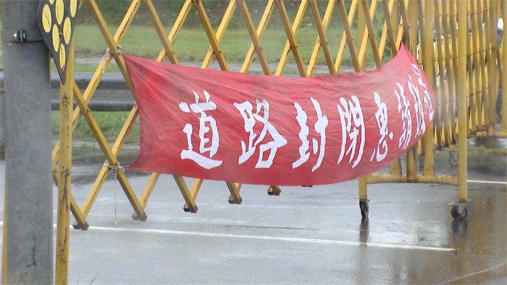 五股疏洪道淹慘「汪洋一片」 轎車強過一度拋錨受困