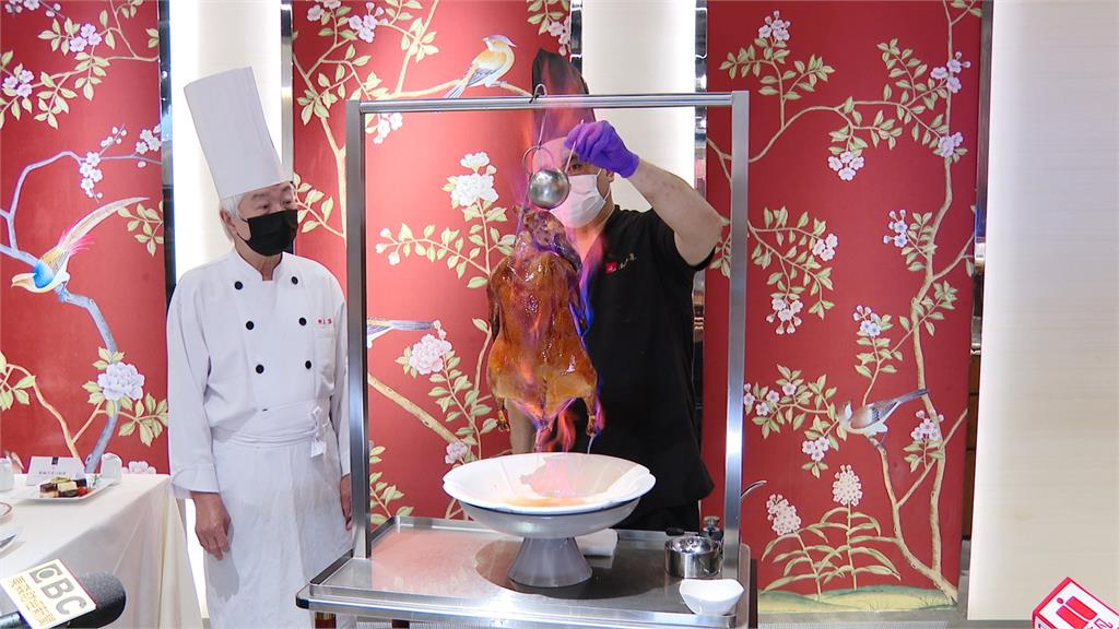 「瀨尿鵝」灌入熬製2日高湯 上桌前淋白蘭地點火添香氣