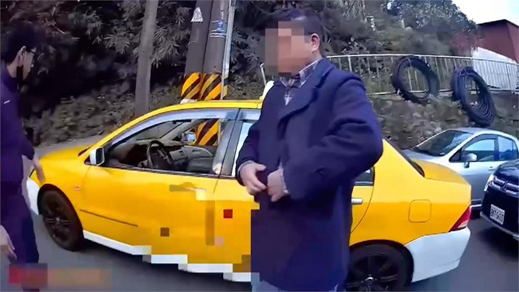大馬路變格鬥場!乘客被搶4萬? 運將喊冤「他喝醉沒付車資」