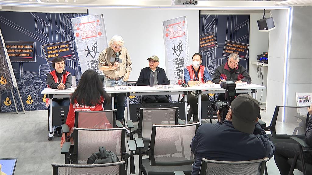 拚罷羅智強!最強派報員曹興誠親送「四能報」創刊號