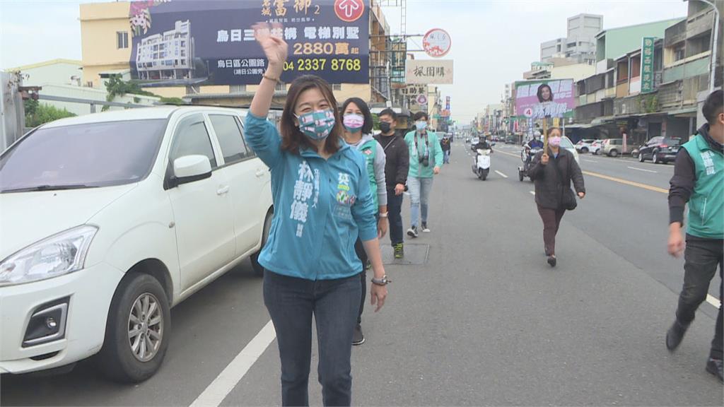 無懼寒風!林靜儀緊握選民雙手 挨家挨戶拜票