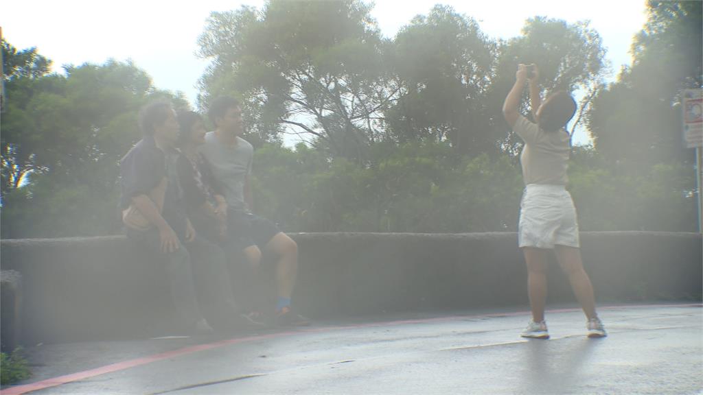 北市間歇性陣雨「8到10級強陣風」 22棵樹倒5廣告招牌掉落