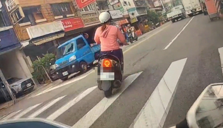 逾期居留女移工逃逸拒檢　摔車遭警方逮捕