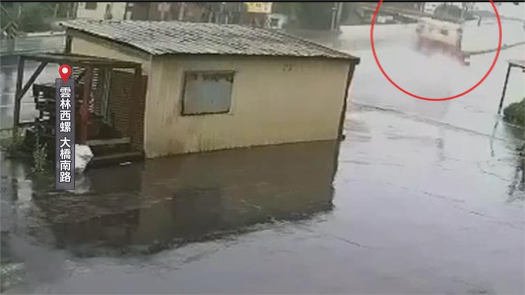 天雨路滑！國道轎車打滑「翻轉360度」　曳引車控撞毀燈桿、紅綠燈