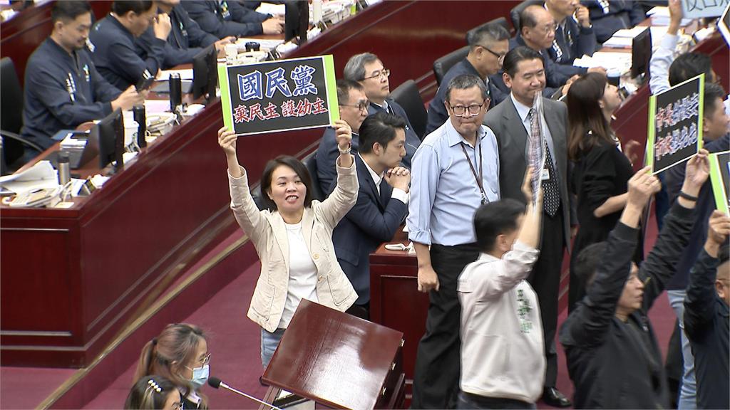 北市議會藍綠一團亂　「王世堅送蔣萬安「沒傘的孩子」暗藏含意