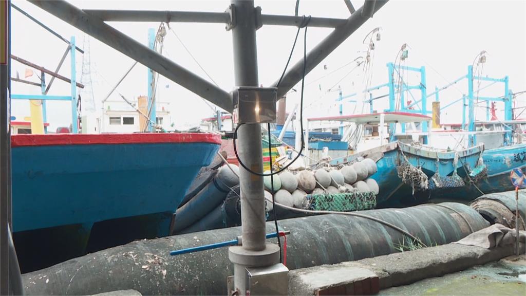 漁船入港避風頭順便「補破網」　線西塭仔漁港擠滿船隻
