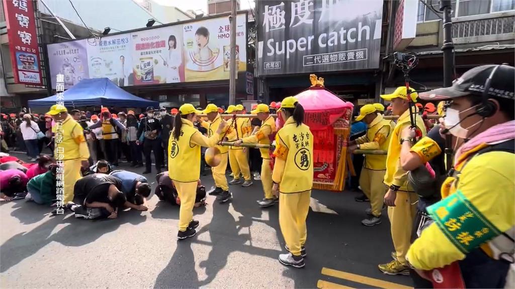 扯!白沙屯媽祖遶境 香燈腳竟闖喪家開冰箱喝飲料