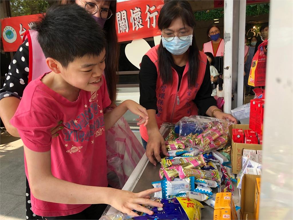 快新聞／暖心！行動超商車開進八里教養院　身障生想為母親買食物感動志工