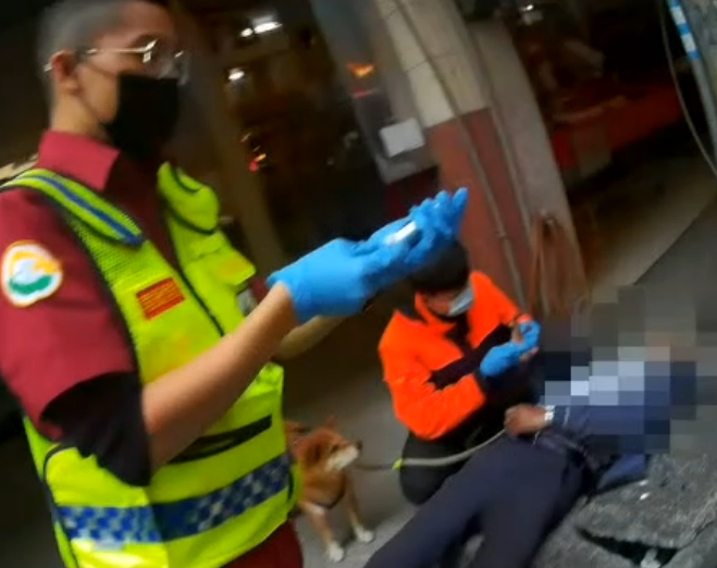 快新聞/忠犬護主!67歲老翁低血糖昏倒路邊 柴柴焦急守候