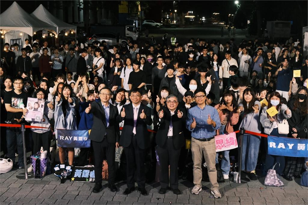 中山大學45週年校慶活動 校長賣力敲打皮納塔慶祝