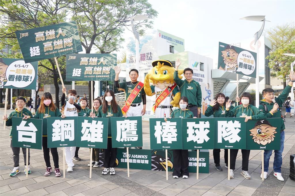 快新聞/台鋼雄鷹迎主場開幕戰 洪總親自現身高雄街頭「催票」