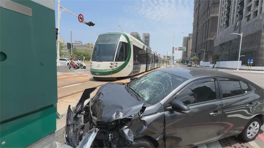 騎士逆向又闖燈釀擦撞 汽車失控險衝輕軌軌道