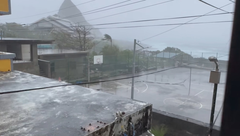楊柳暴風圈觸陸!蘭嶼電線被吹歪「狂風暴雨畫面曝」當地人嘆:願大家平安