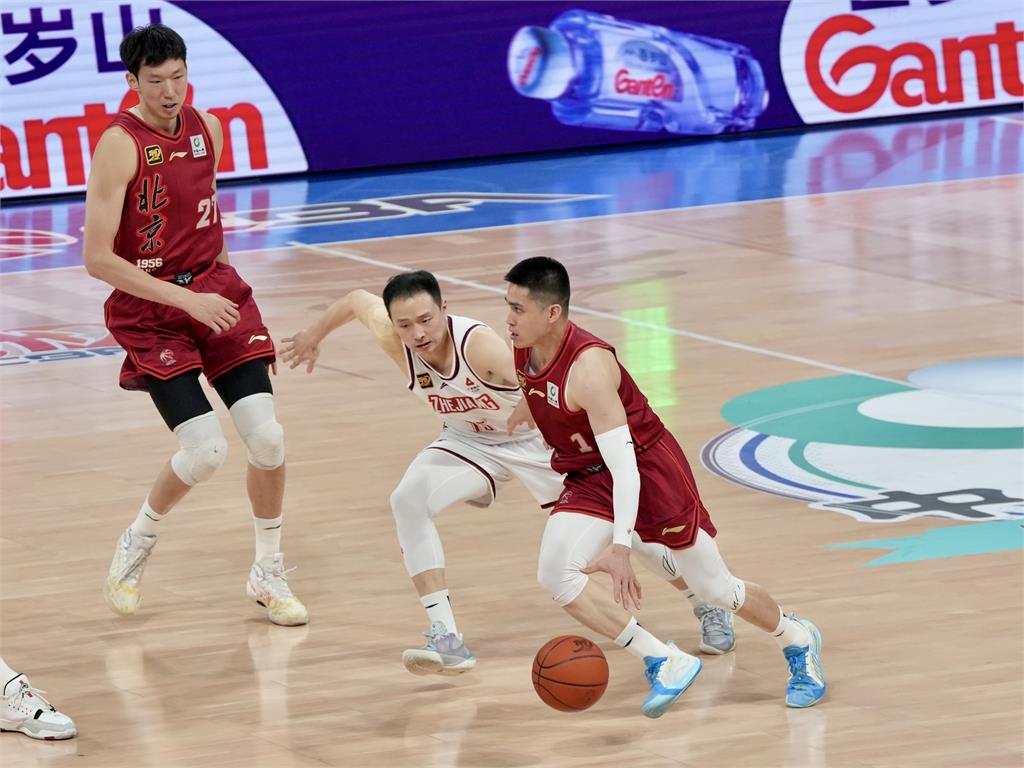 CBA/CBA掀起台式應援旋風!啦啦隊女孩李宏薪和「台灣隊長」陳盈駿相見歡