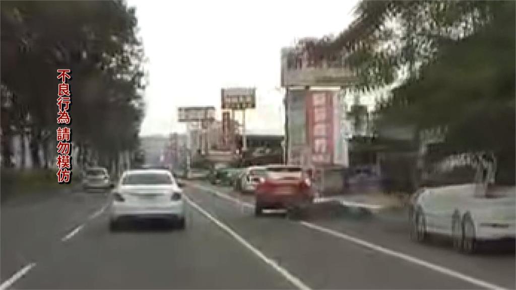 台中騎士雨天閃車重摔 警方:轎車準備停車無違規