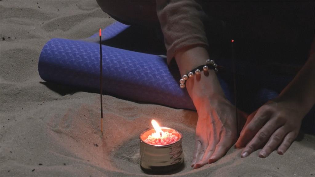 巴西海灘「日出瑜伽」夯! 數百人齊聚做瑜伽賞日出