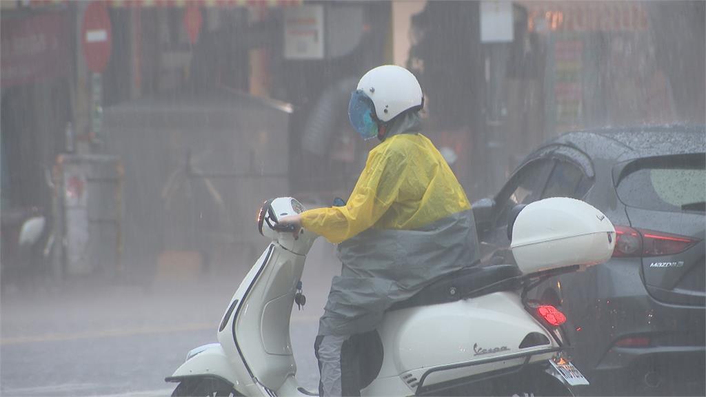 高雄鼓山成汪洋! 轎車拋錨困水中 居民忙清掃