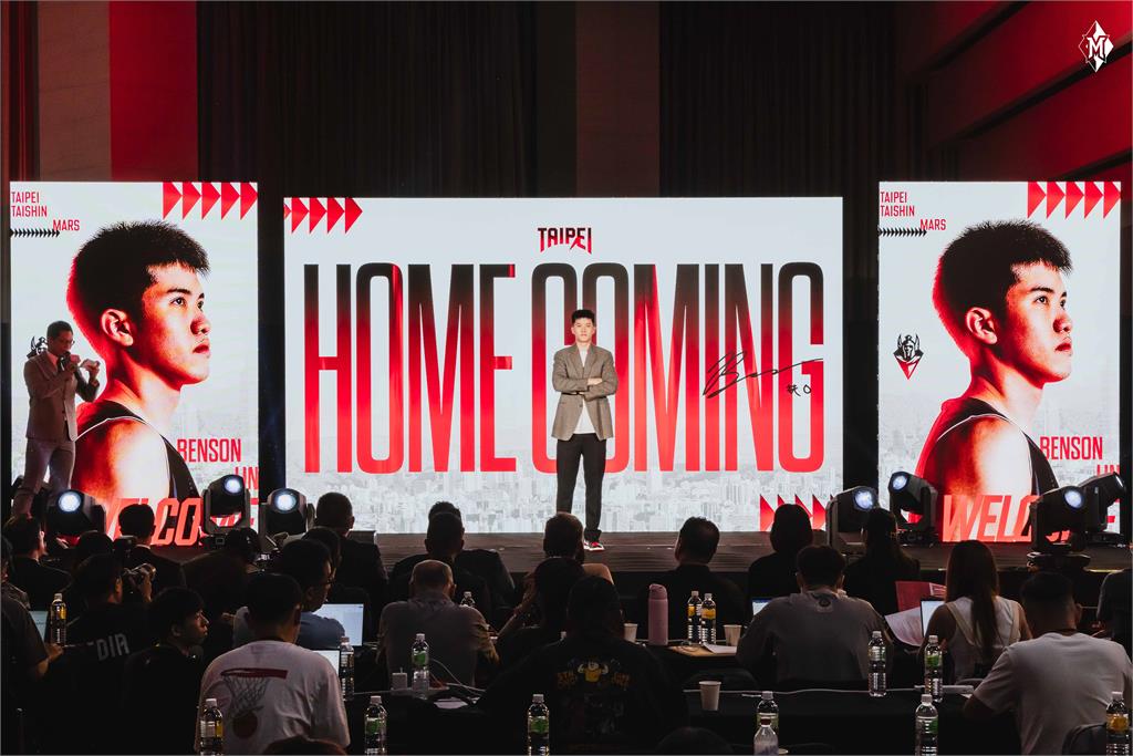籃球(影)／我回來了！林庭謙穿「爸爸首冠西裝」加盟戰神　媽媽「最開心」樂見證