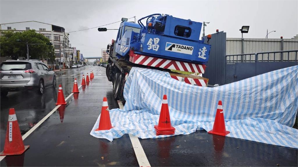 苗栗後龍建案工地坍塌！　吊車後輪卡洞　出動大吊車吊離