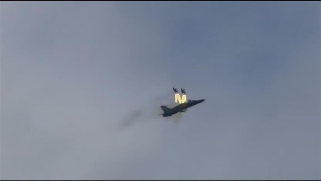 英國空軍「鷹式T2」俯衝墜毀 飛行員彈射逃生