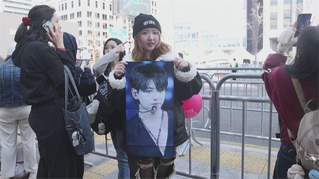 估26萬人塞爆實到4萬？　BTS光化門開唱　隊長RM彩排扭傷仍出場表演