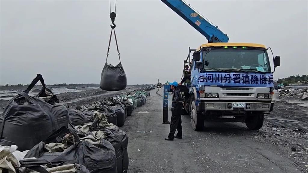 馬太鞍溪堰塞湖「紅色警戒」　重機具進駐加強堤防