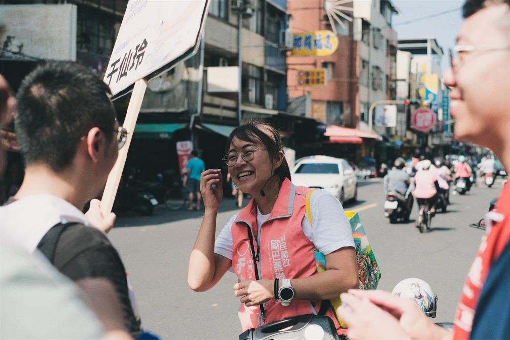 快新聞／昔時力女將投奔藍營！竟跪接「涉貪前議長」彩帶　她看不下去怒轟