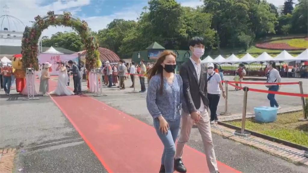 疫情強碰桐花婚禮 新人走紅毯口罩戴好戴滿