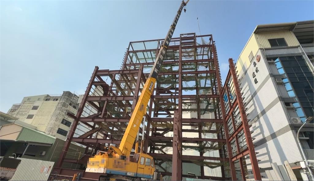 危險！高雄工地下班「吊臂未收」伸向馬路　工務局出手了