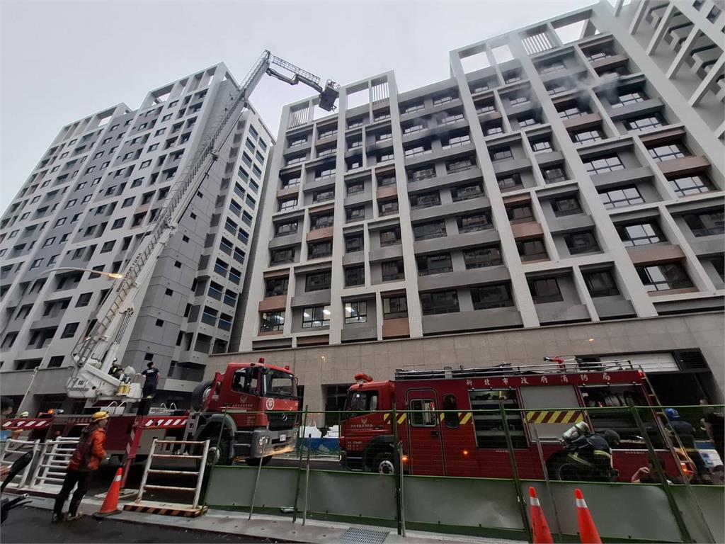 快新聞/濃煙畫面曝!新北土城建築工地8樓火警 2工人困陽台獲救