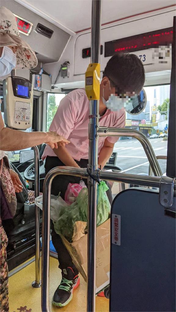 太暖心！公車司機停車幫奶奶搬1箱菜　網感動：好人一生平安！
