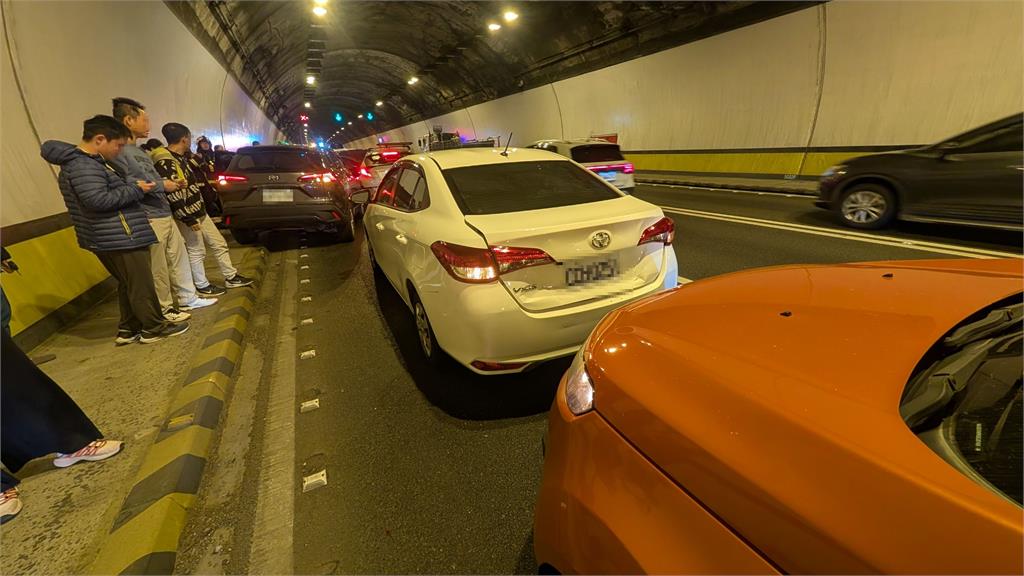快新聞/連假第一天!國3蘭潭隧道南下「8車連環撞」 交通恐雪上加霜