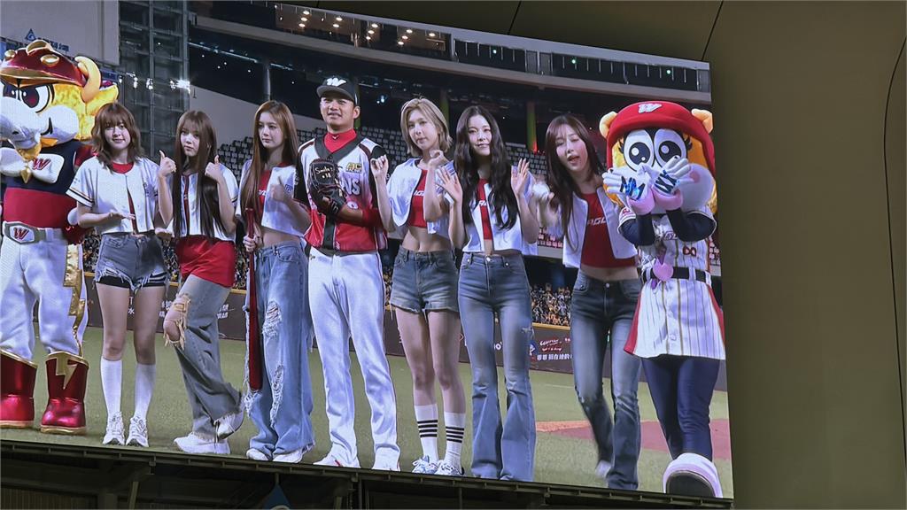 中職(影)/韓國大勢女團NMIXX開出漂亮好球!「龍之子」徐若熙嬌羞逃跑