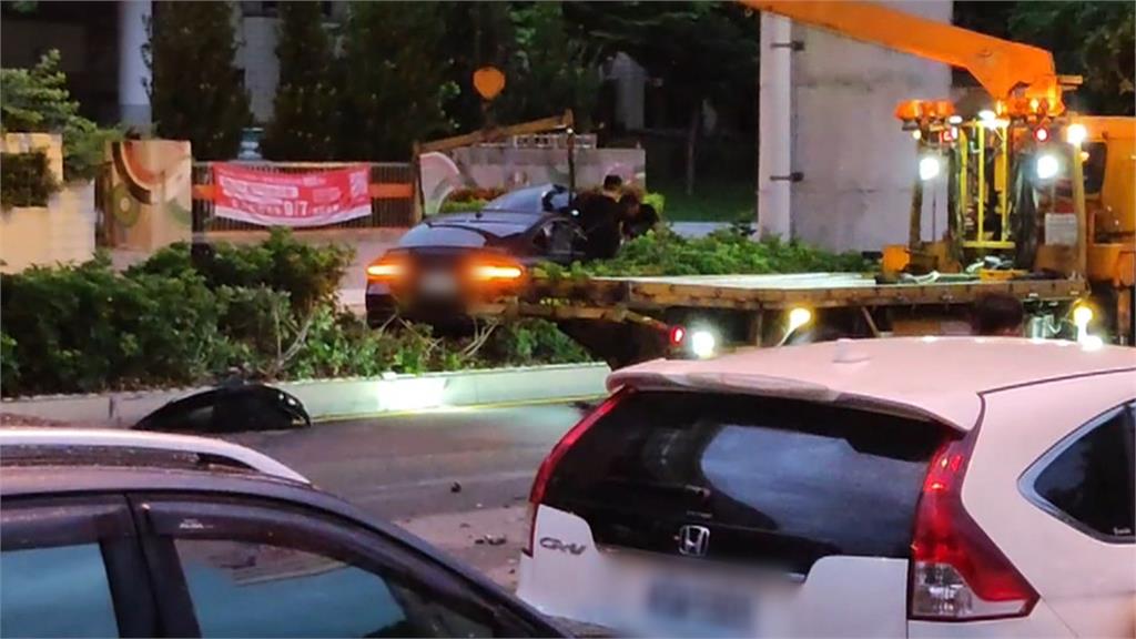 酒駕釀禍!連撞停車格三車 百萬轎車衝上分隔島起火燃燒