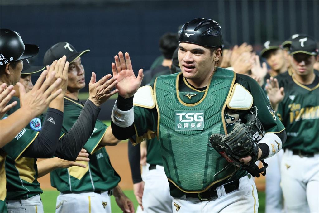 中職／差點變跨夜大戰！歷時5小時大戰張肇元10局滿貫砲成「雄鷹百轟」取勝