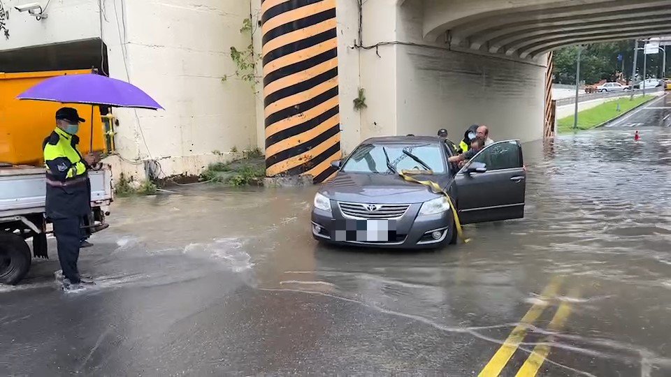 快新聞/豪大雨襲台南!轎車在淹水地下道熄火 5警推車助脫困