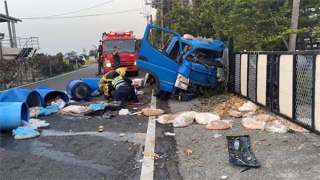 3.5噸貨車自撞路旁水溝 6旬駕駛慘遭方向盤卡住身亡