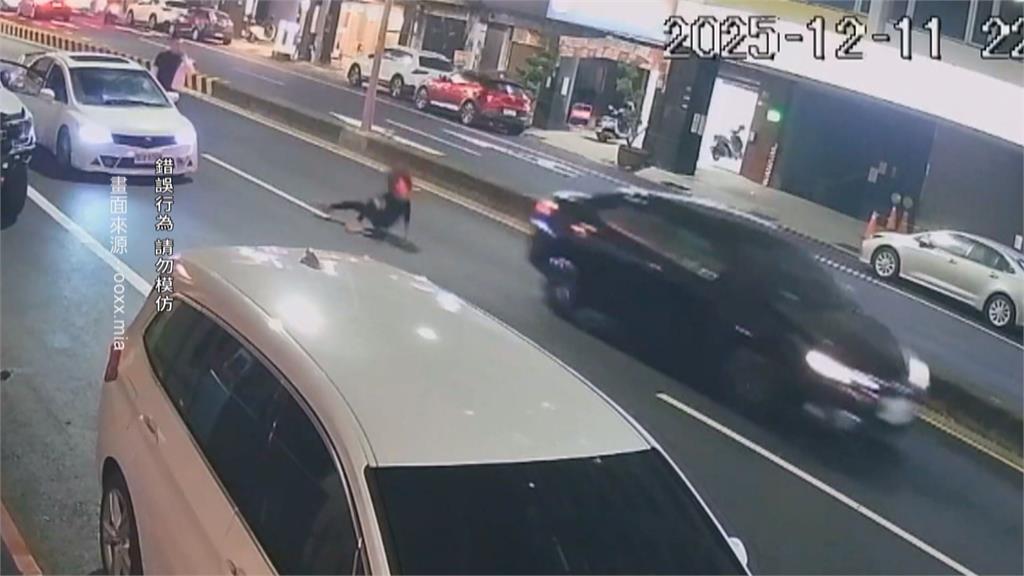 台南女酒醉蹲路中央! 衝路車"製造假車禍"真的被撞飛