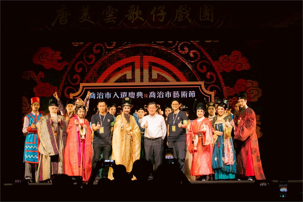 唐美雲參與檳城藝術節發揚台灣歌仔戲!90歲長者親摺花束送團員