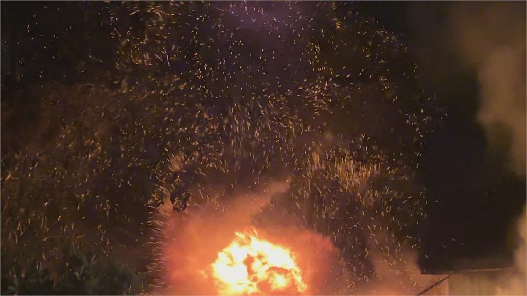 高雄汽車零件廠半夜惡火　廠房陷入火海幸無人傷亡