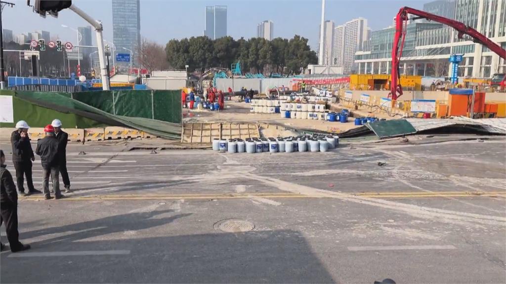 驚悚!貨櫃突然下墜 上海地鐵疑豆腐渣工程坍塌