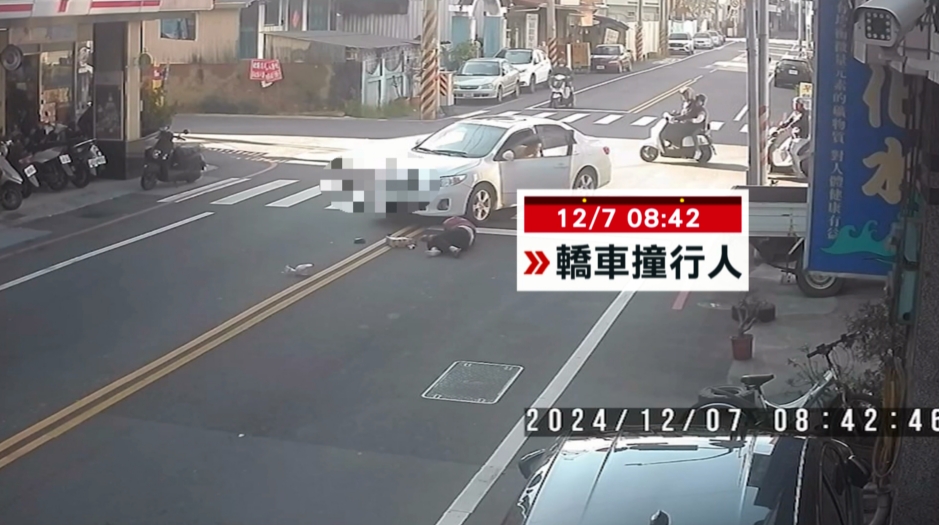 台南轎車轉彎險撞行人 3人急忙跳開驚險閃避