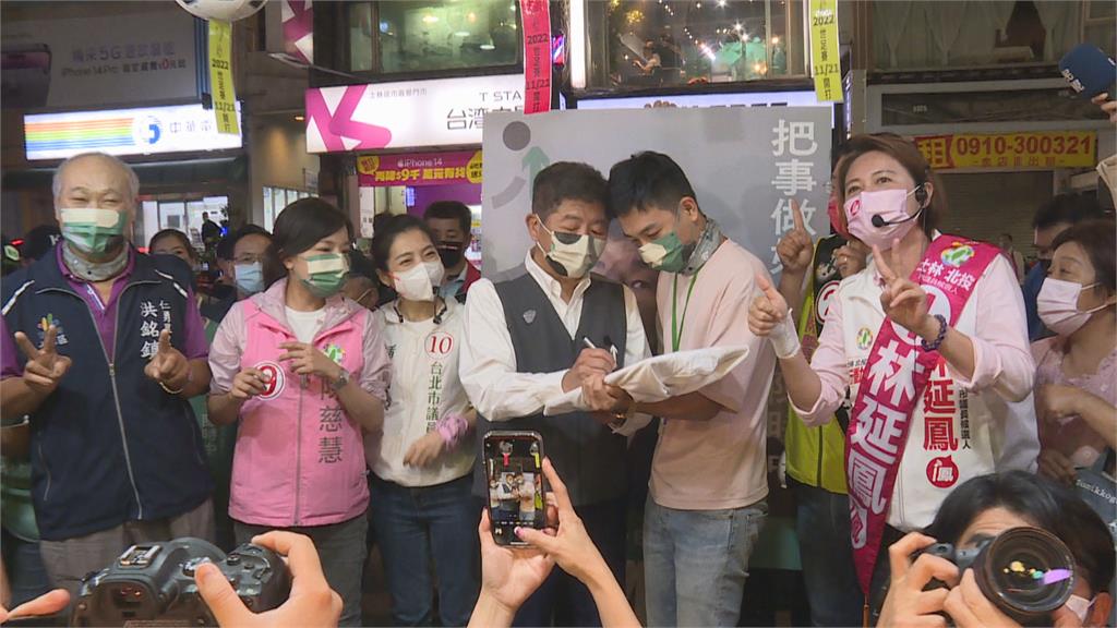 士林夜市拜票粉絲排人龍 阿中宛如合照人形立牌