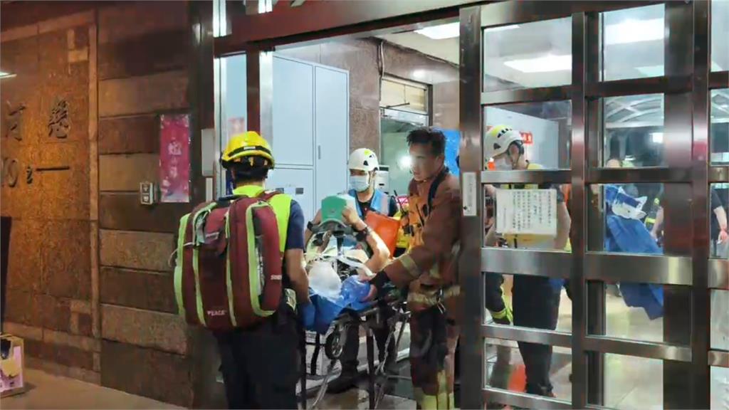 快新聞/濃煙嗆死人!新北八里暗夜惡火 1女傷重不治