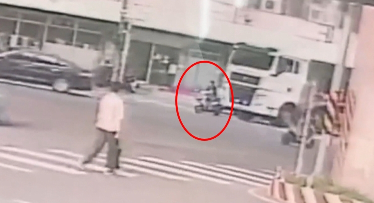 驚悚畫面曝！　騎士遭聯結車追撞　連人帶車「捲進車底」遭輾斃慘死