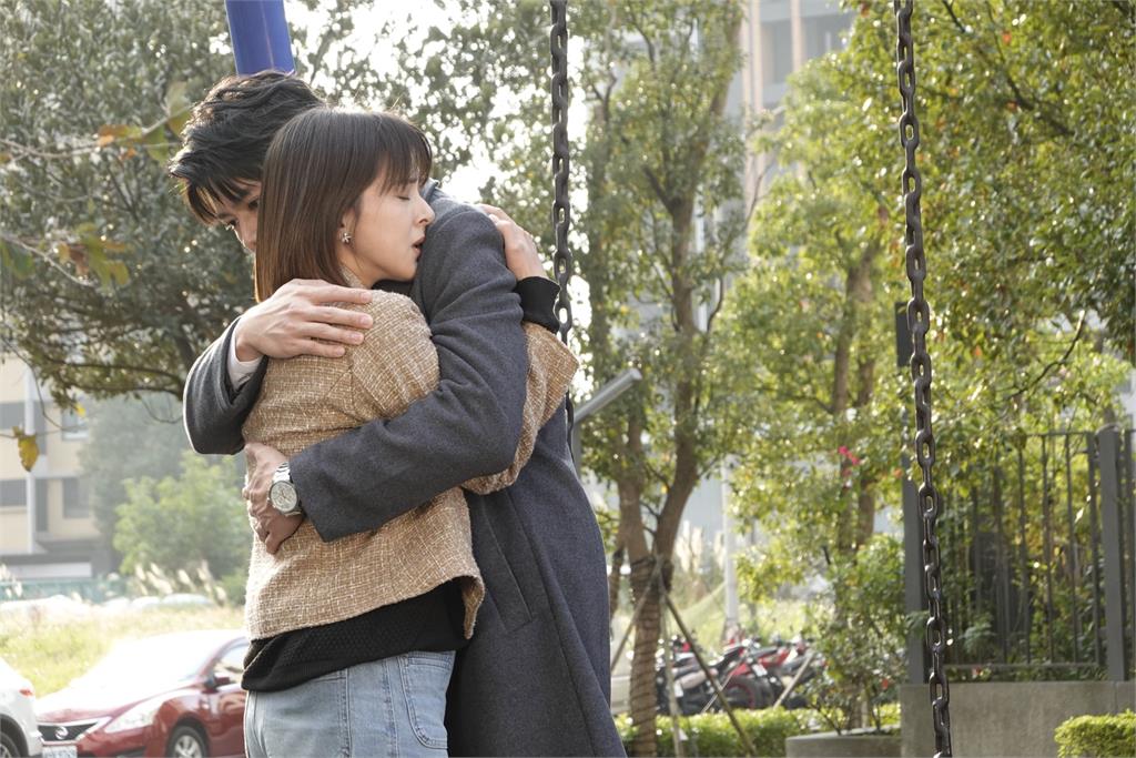 蘇晏霈、羅子惟公園「一吻定情」！學弟緊張到唇發抖　抓包「親錯位」現場羞翻